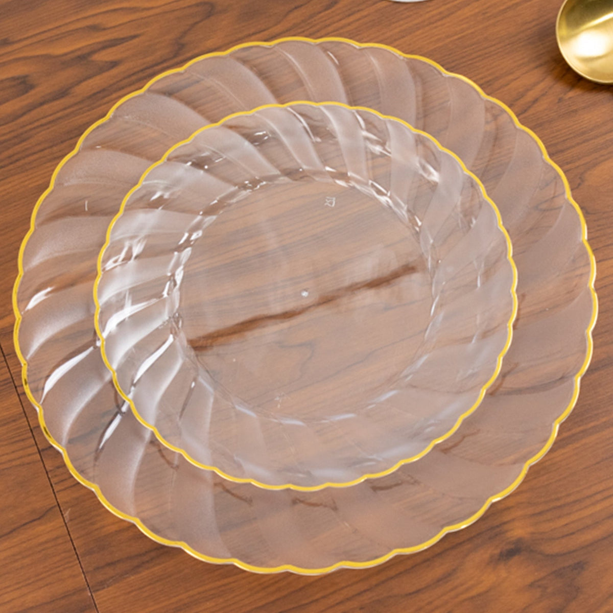 10-Pack Plastic 7.5" Round Salad Dessert Plates in Clear with Gold Flair Rim - Disposable Party Plates for Upscale Banquets & Special Occasions