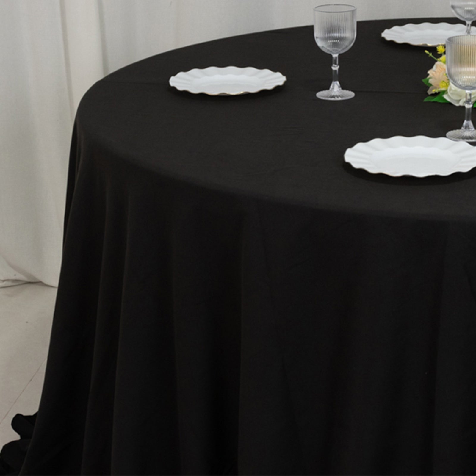 Cotton Blend 132" Round Tablecloth Black - Seamless Wrinkle-Resistant Table Cover