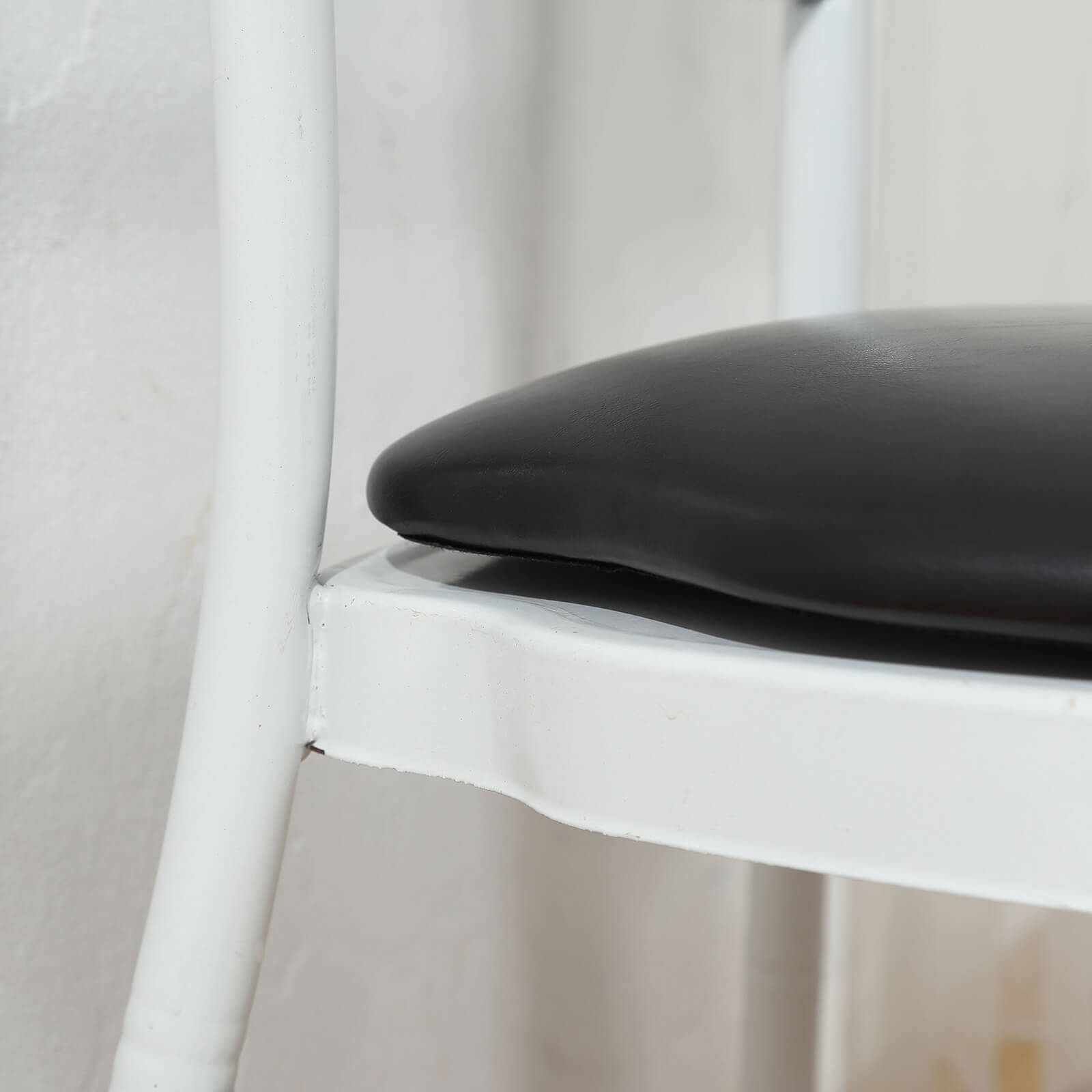 5 Pack PU Leather 1.5" Thick Seat Pads with Wood Backing for Chiavari Chairs Black - Memory Foam Tie-Less Non-Slip Design 16"