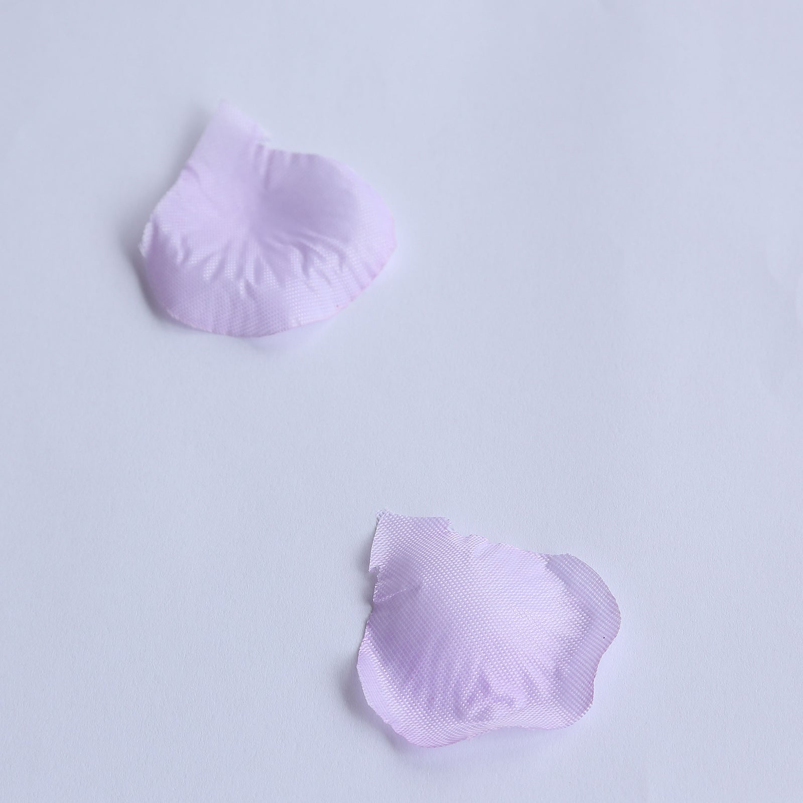 500-Pack Rose Petals Round Design Lavender Lilac Silk Confetti - Decorative Scatters for Tables and Floors