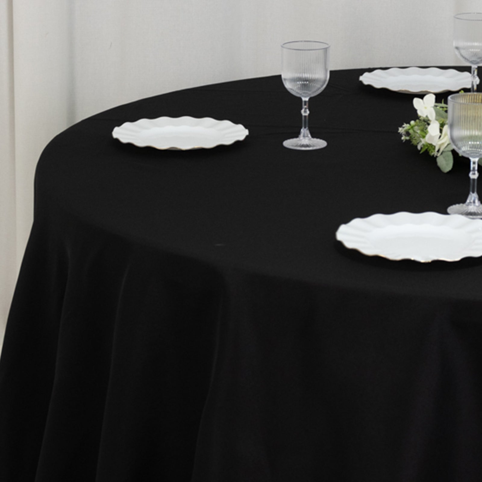 Fire Retardant Premium Polyester 132" Round Tablecloth Black - High-Performance Seamless Table Cover