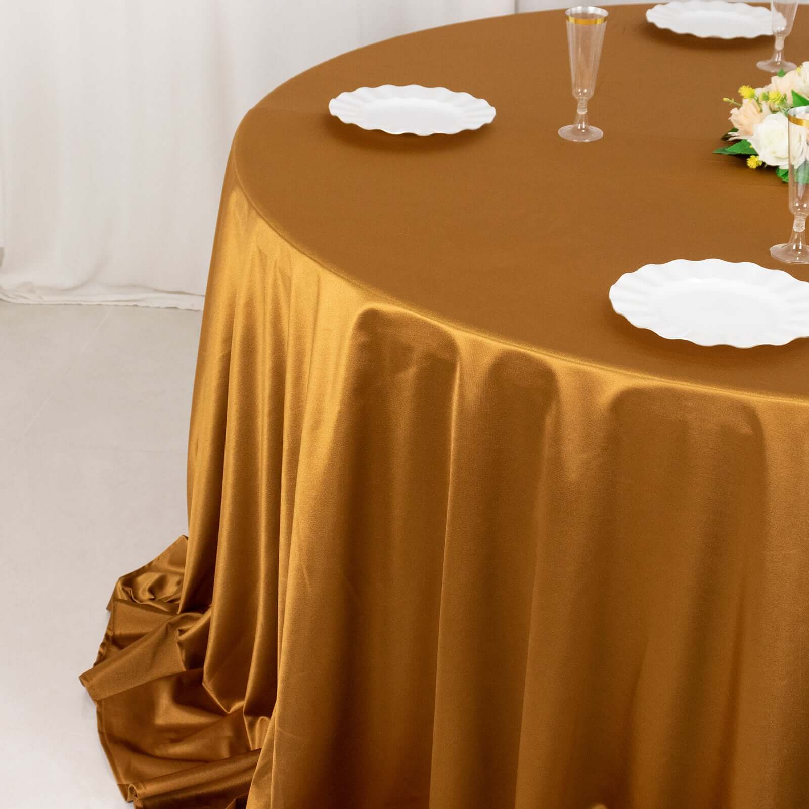 Scuba Round 132" Tablecloth Shimmering Gold - Wrinkle Free, Stain Resistant & Seamless Table Cover for Weddings and Parties