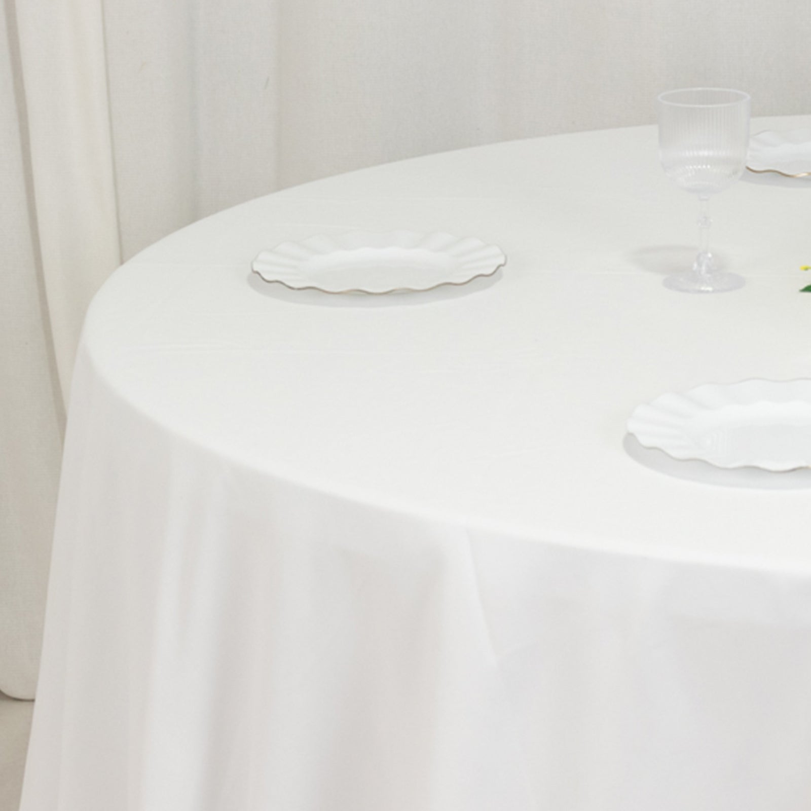 Cotton Blend 132" Round Tablecloth White - Seamless Wrinkle-Resistant Design for Formal Events