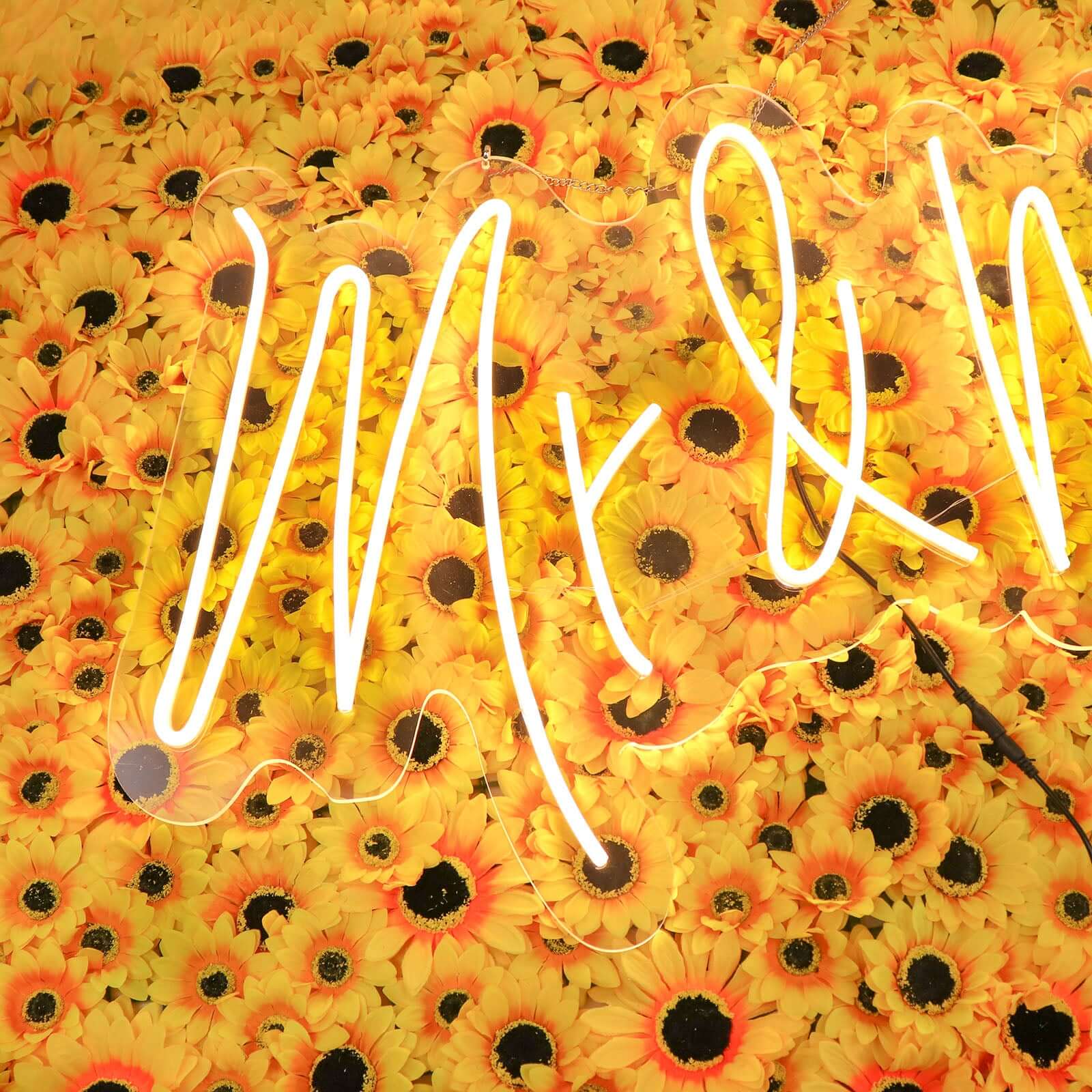 33" Mr and Mrs Neon Light Sign, LED Reusable Wall Décor Lights With 5ft Hanging Chain