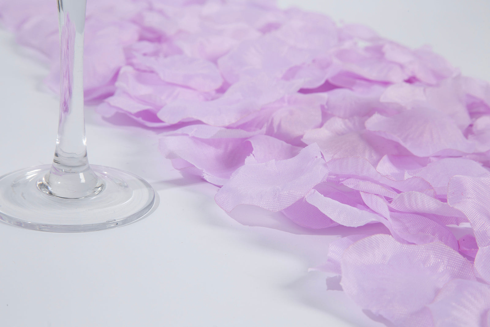 500-Pack Rose Petals Round Design Lavender Lilac Silk Confetti - Decorative Scatters for Tables and Floors